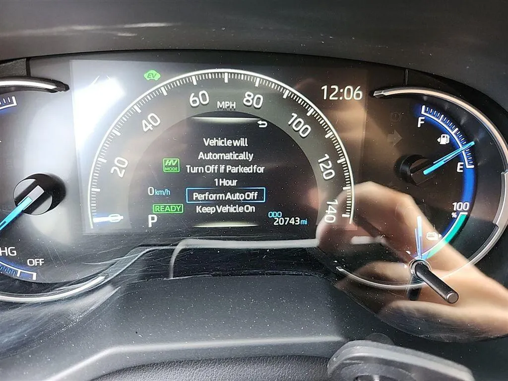 2025 Toyota RAV4 SE - Photo 9
