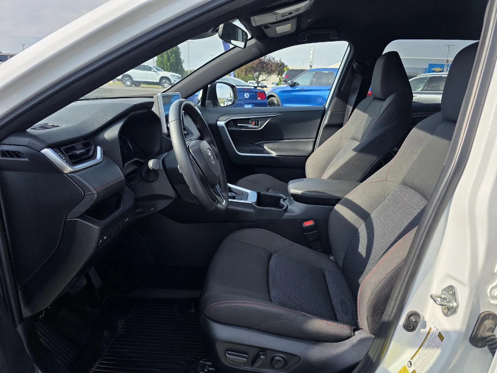 2025 Toyota RAV4 SE - Photo 7