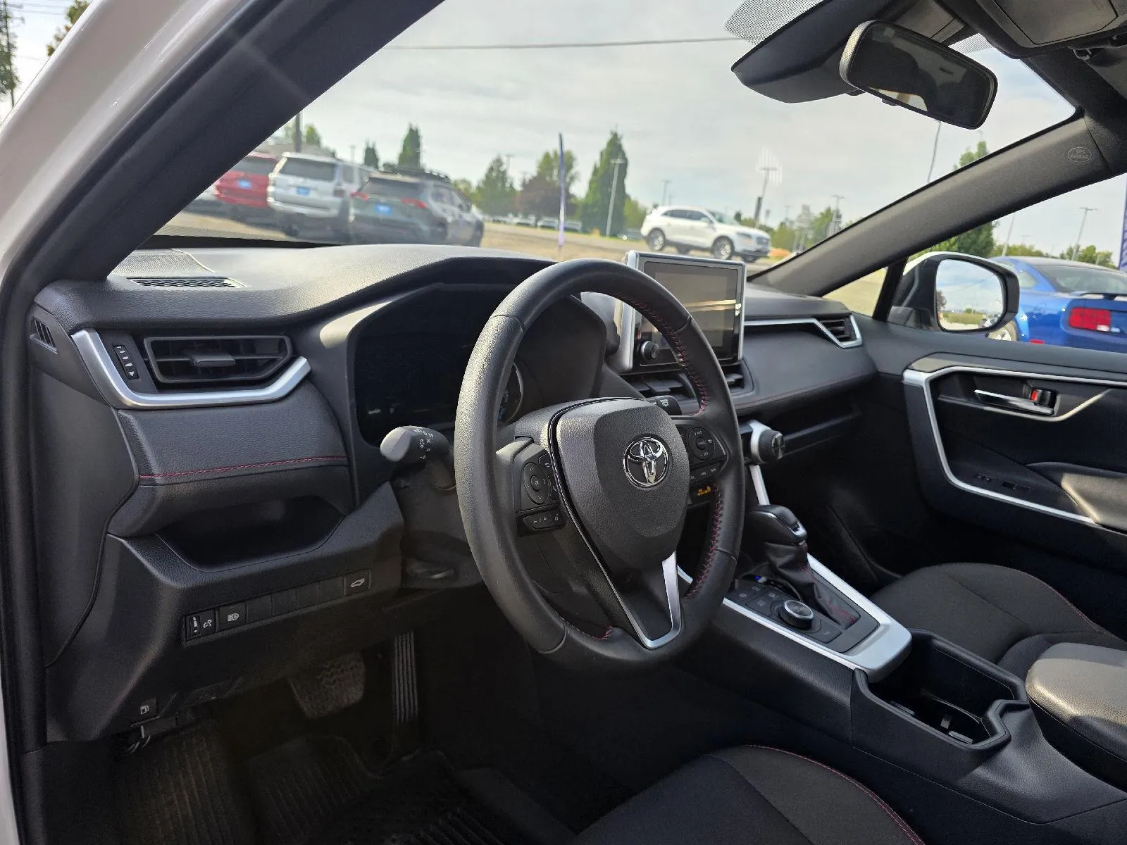 2025 Toyota RAV4 SE - Photo 8