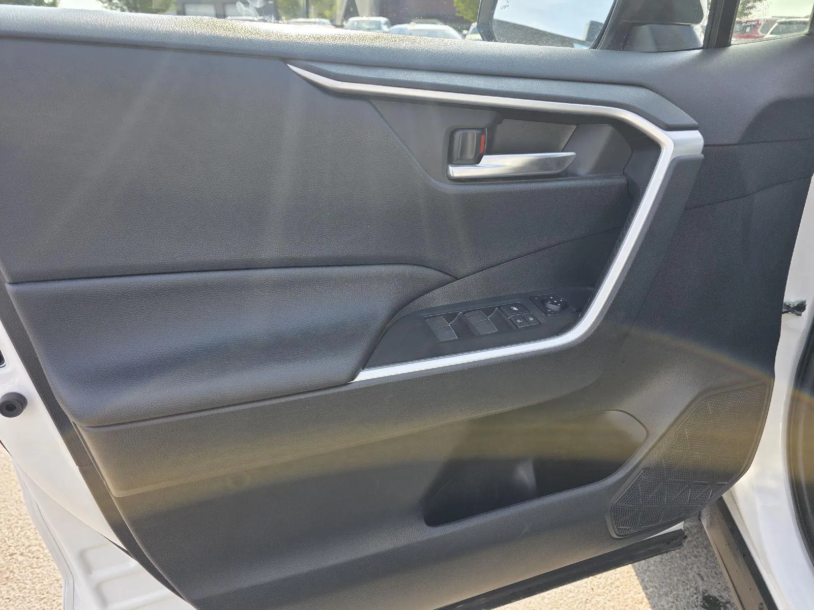 2025 Toyota RAV4 SE - Photo 10