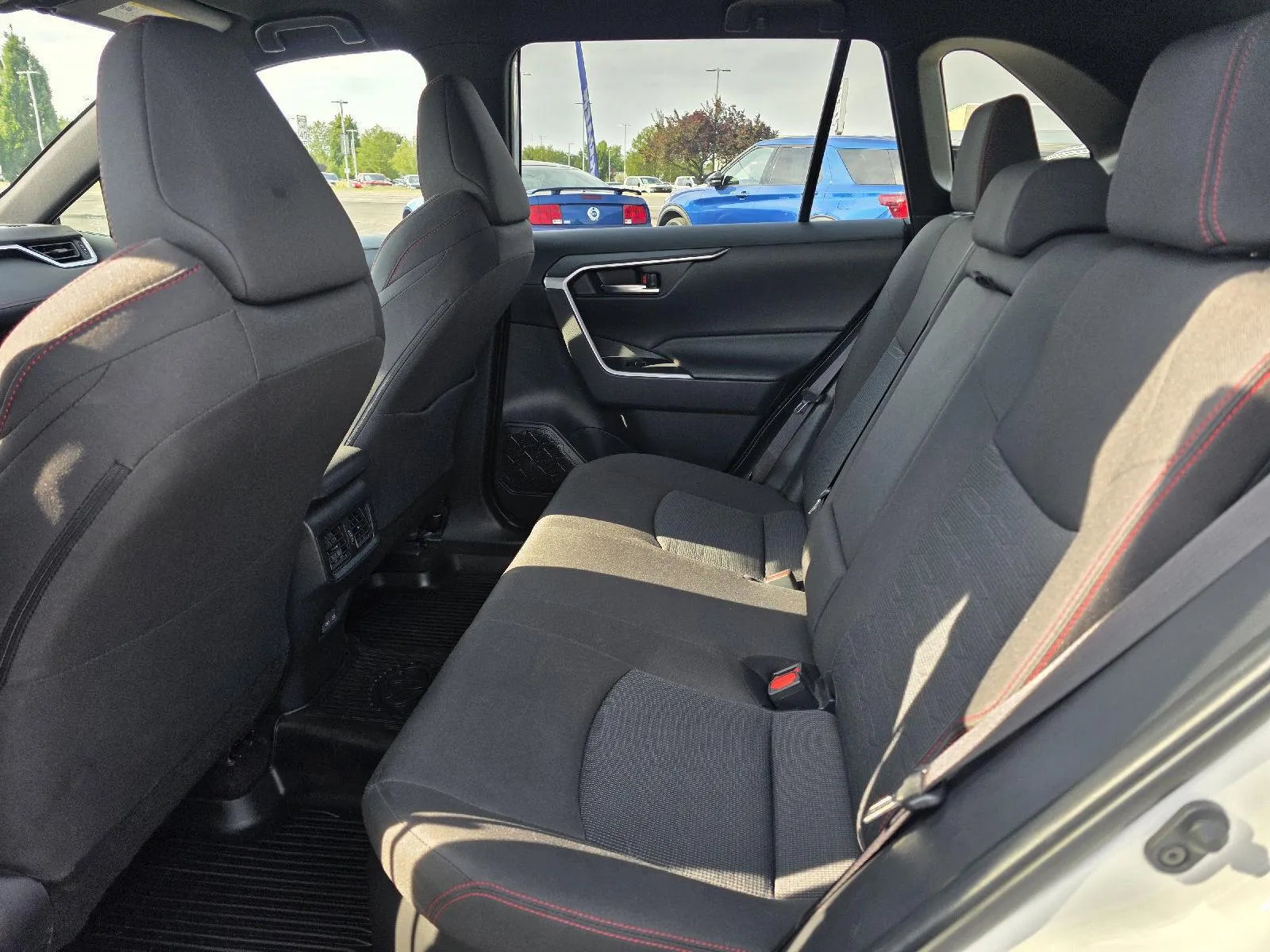 2025 Toyota RAV4 SE - Photo 11