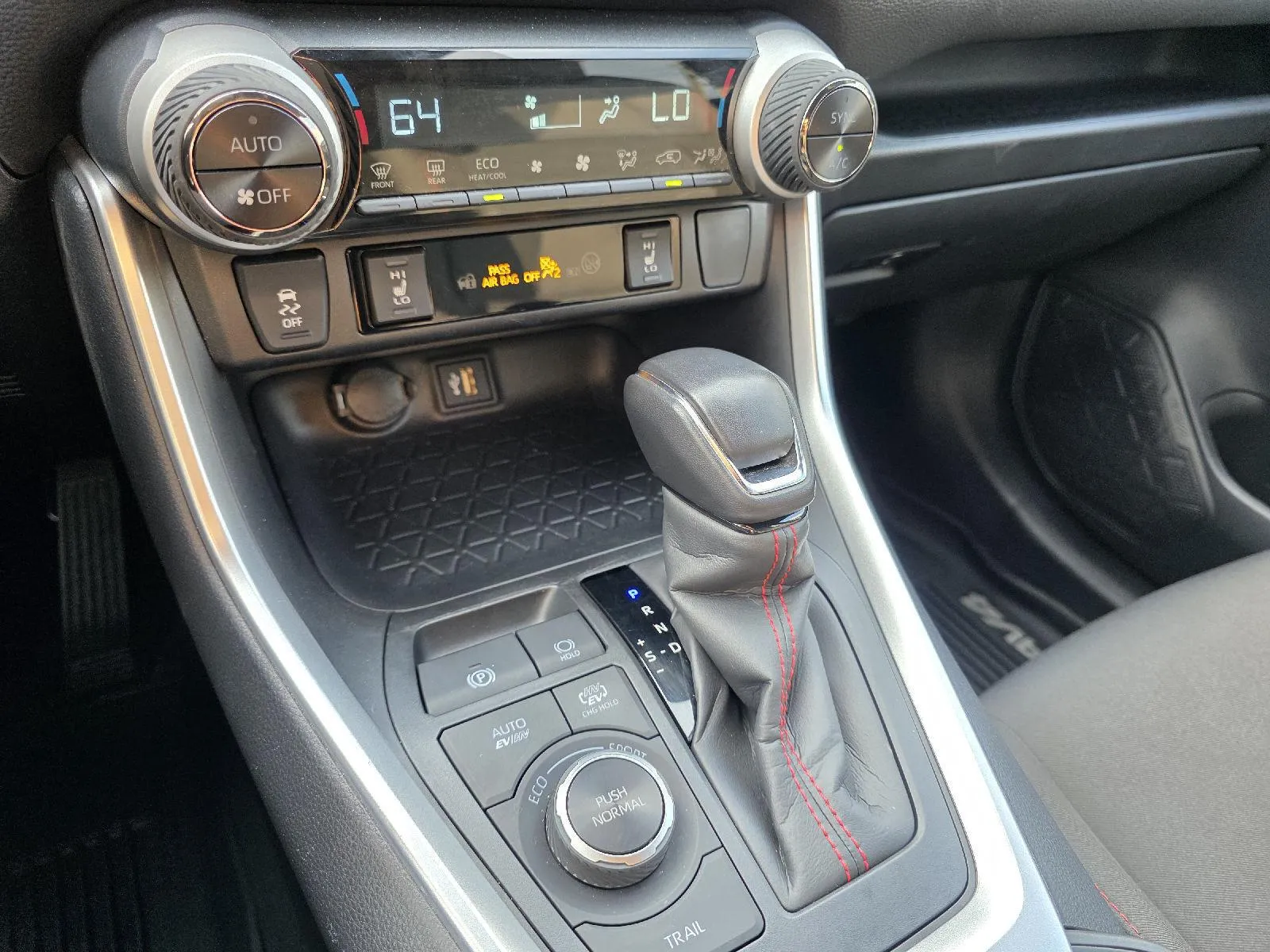 2025 Toyota RAV4 SE - Photo 15