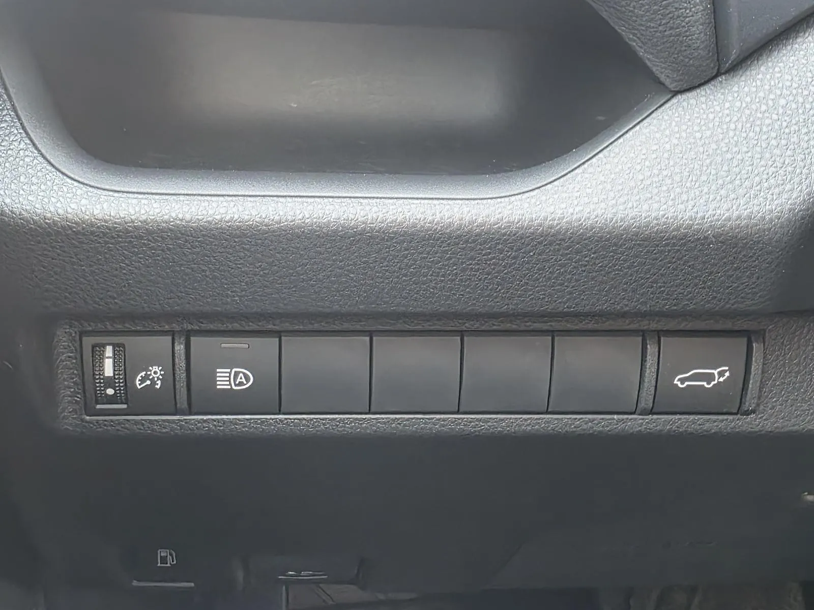 2025 Toyota RAV4 SE - Photo 17