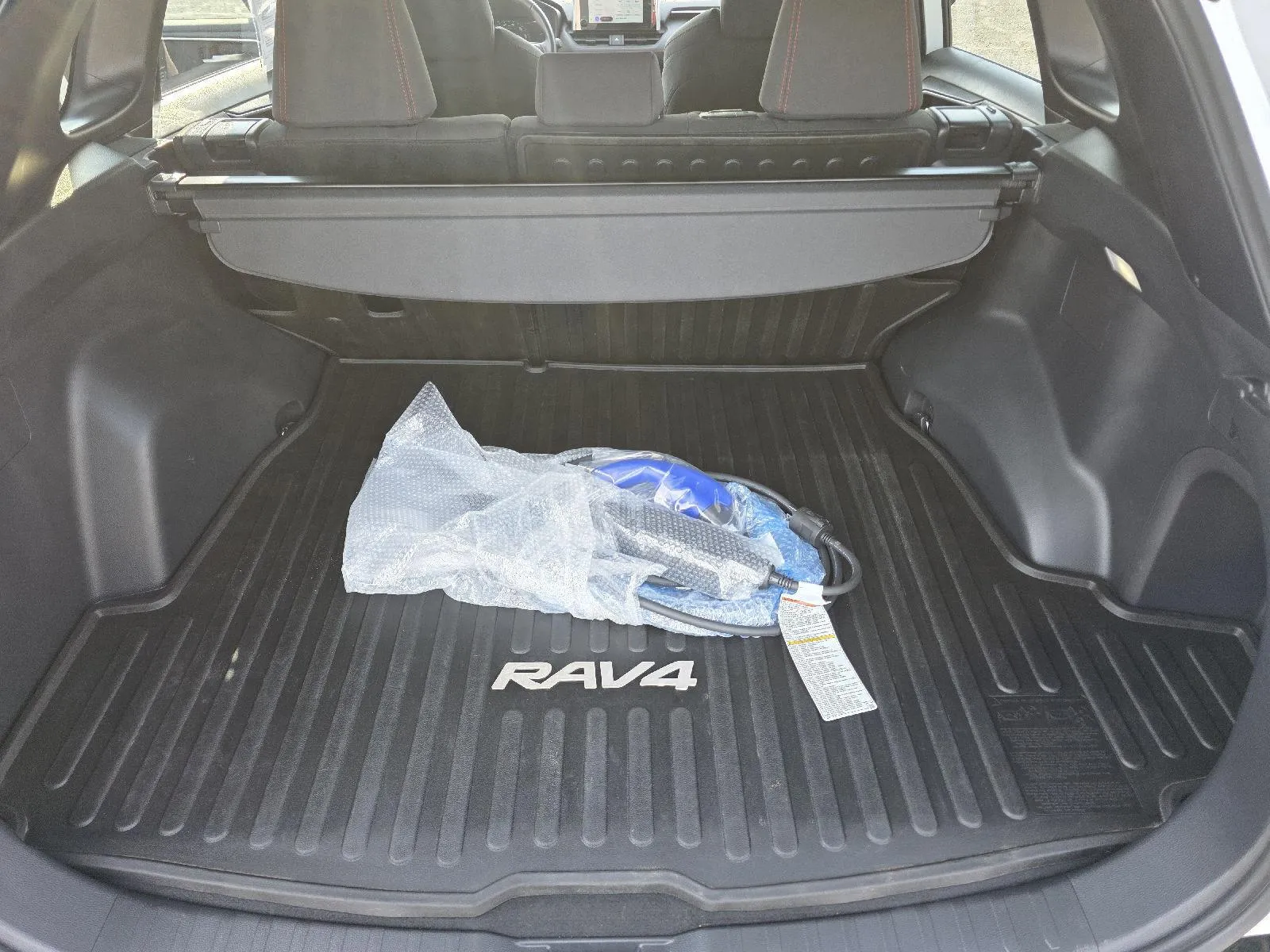 2025 Toyota RAV4 SE - Photo 18