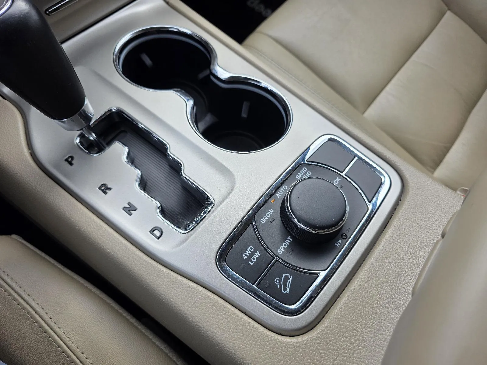 Jeep Grand Cherokee photo 17