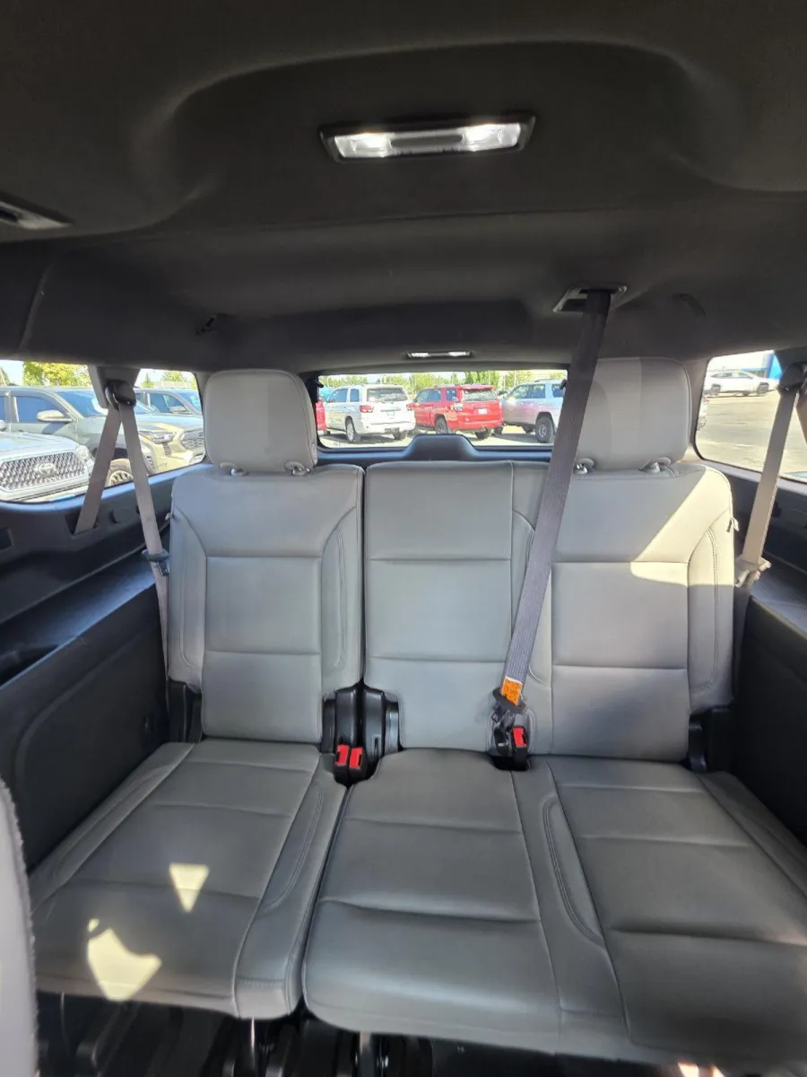 Chevrolet Suburban photo 14
