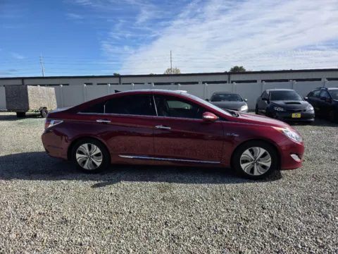 More photos of 2014 Hyundai Sonata Hybrid Limited at Driven, ID