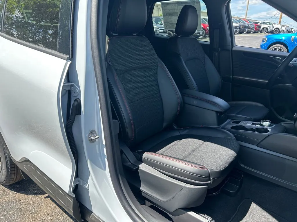 2026 Ford Escape ST-Line - Photo 16