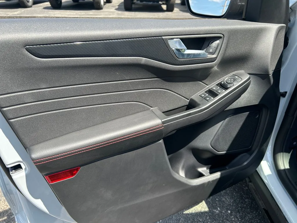 2026 Ford Escape ST-Line - Photo 11
