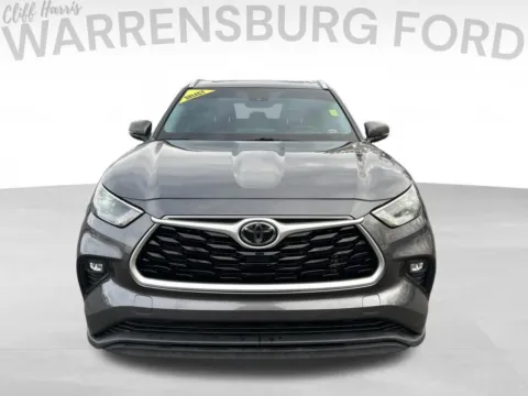 Photos of 2022 Toyota Highlander XLE for sale in Warrensburg, MO at Warrensburg Ford