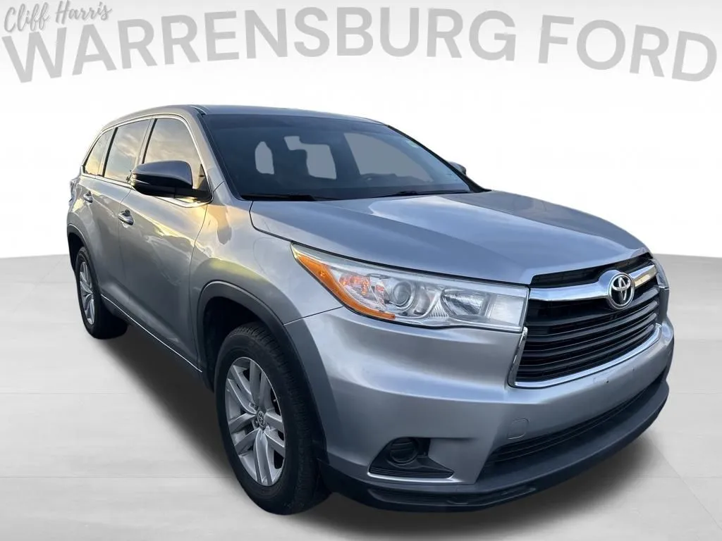 Silver 2015 Toyota Highlander LE for sale in Warrensburg, MO