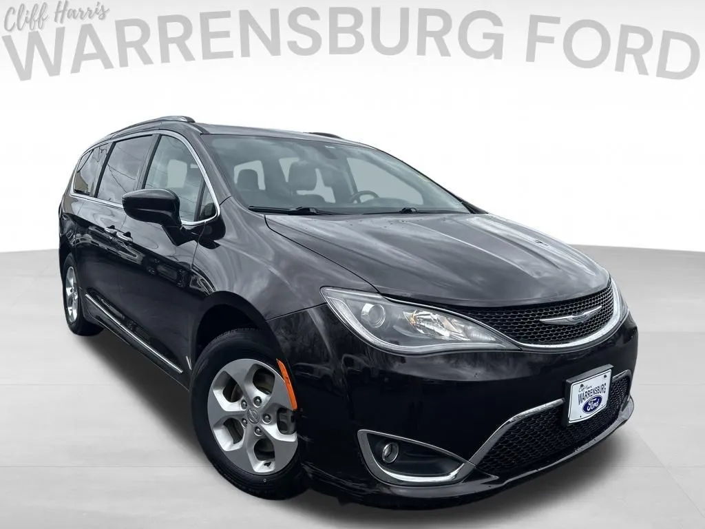 Used 2017 Chrysler Pacifica Touring-L Plus with VIN 2C4RC1EG3HR839491 for sale in Kansas City