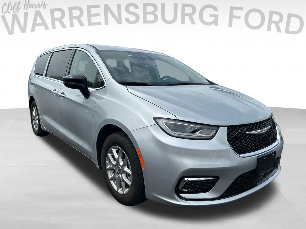 2024 Chrysler Pacifica Touring L for sale in Warrensburg, MO