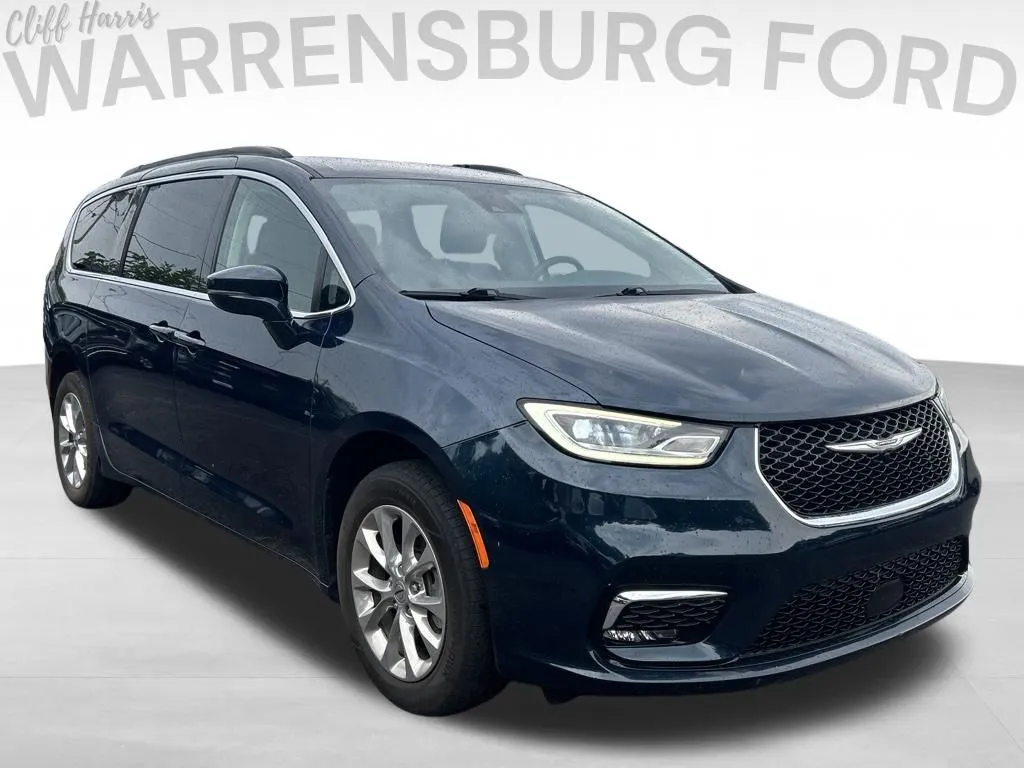Used 2022 Chrysler Pacifica Touring L with VIN 2C4RC3BG8NR120376 for sale in Kansas City