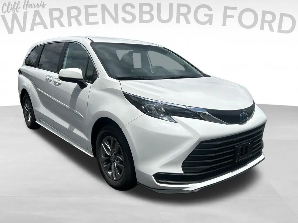 White 2025 Toyota Sienna LE for sale in Warrensburg, MO