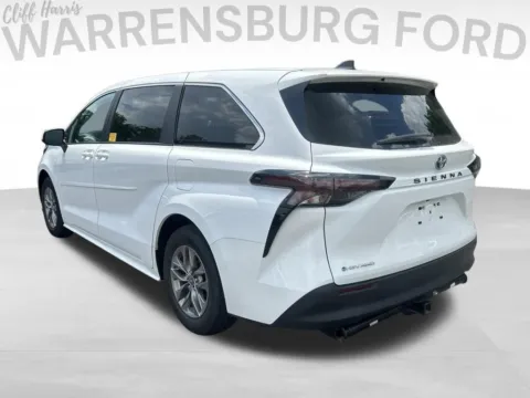 More photos of 2025 Toyota Sienna LE at Warrensburg Ford, MO