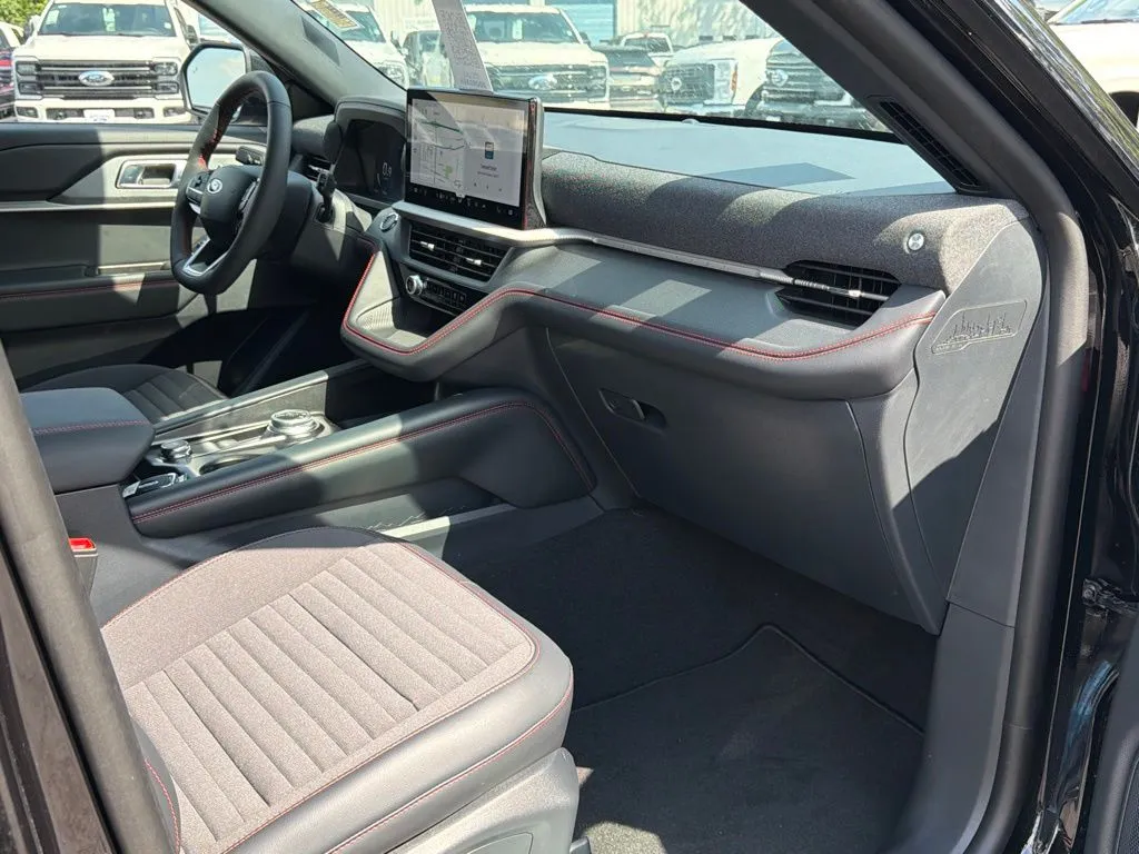 2026 Ford Explorer ST-Line - Photo 18