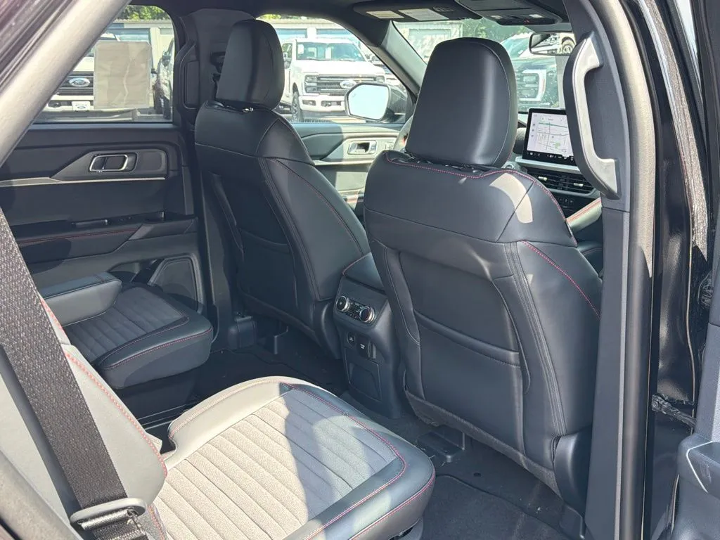2026 Ford Explorer ST-Line - Photo 16