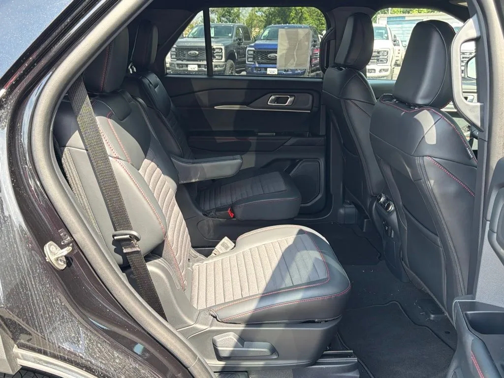 2026 Ford Explorer ST-Line - Photo 17