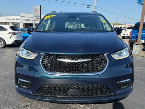 Photos of 2022 Chrysler Pacifica Touring L for sale in Warrensburg, MO at Warrensburg Ford