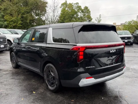 More photos of 2025 Kia Carnival LXS at Warrensburg Ford, MO