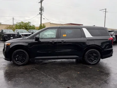 More photos of 2025 Kia Carnival LXS at Warrensburg Ford, MO