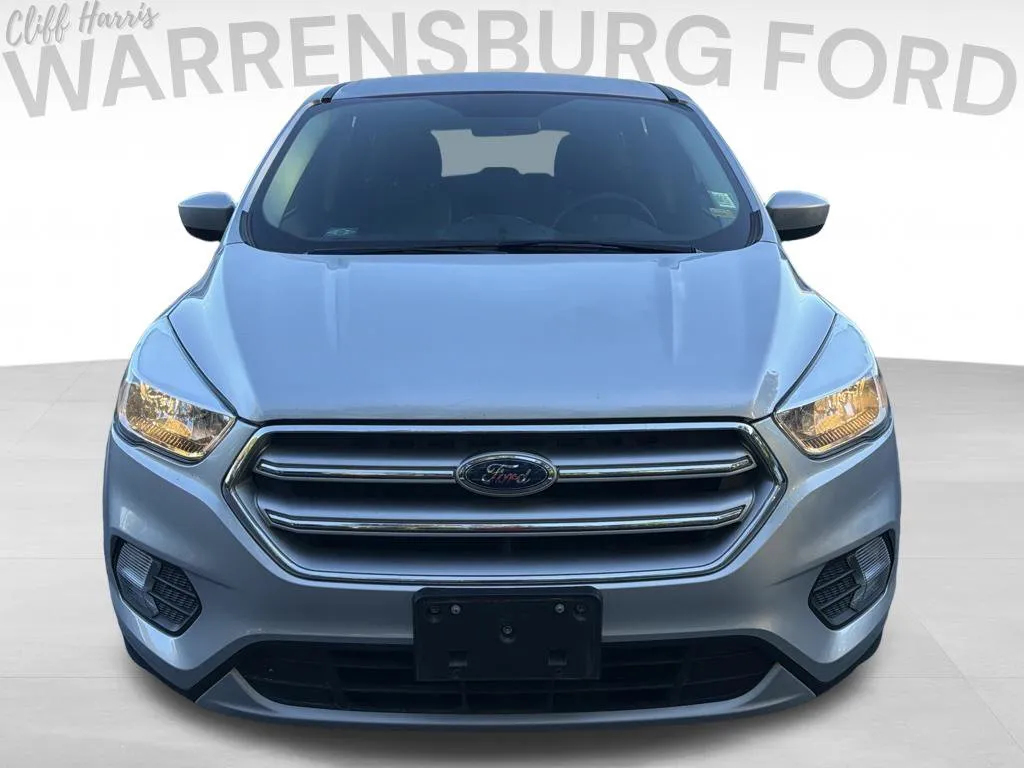 Used 2017 Ford Escape SE with VIN 1FMCU0GD0HUC65902 for sale in Kansas City