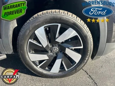 Photos of 2024 Volkswagen Atlas Cross Sport 2.0T SE w/Technology for sale in Warrensburg, MO at Warrensburg Ford