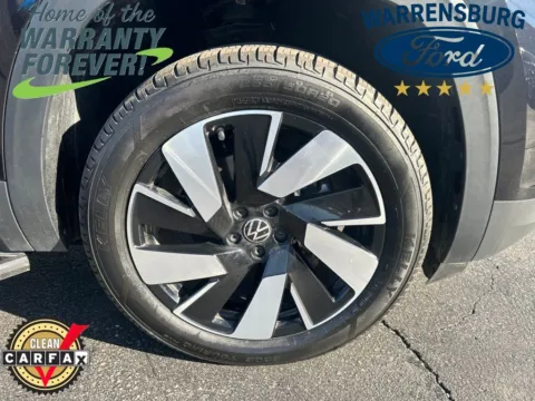 Photos of 2024 Volkswagen Atlas Cross Sport 2.0T SE w/Technology for sale in Warrensburg, MO at Warrensburg Ford