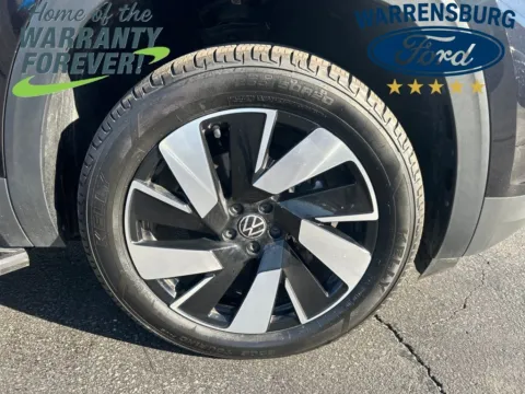 Photos of 2024 Volkswagen Atlas Cross Sport 2.0T SE w/Technology for sale in Warrensburg, MO at Warrensburg Ford