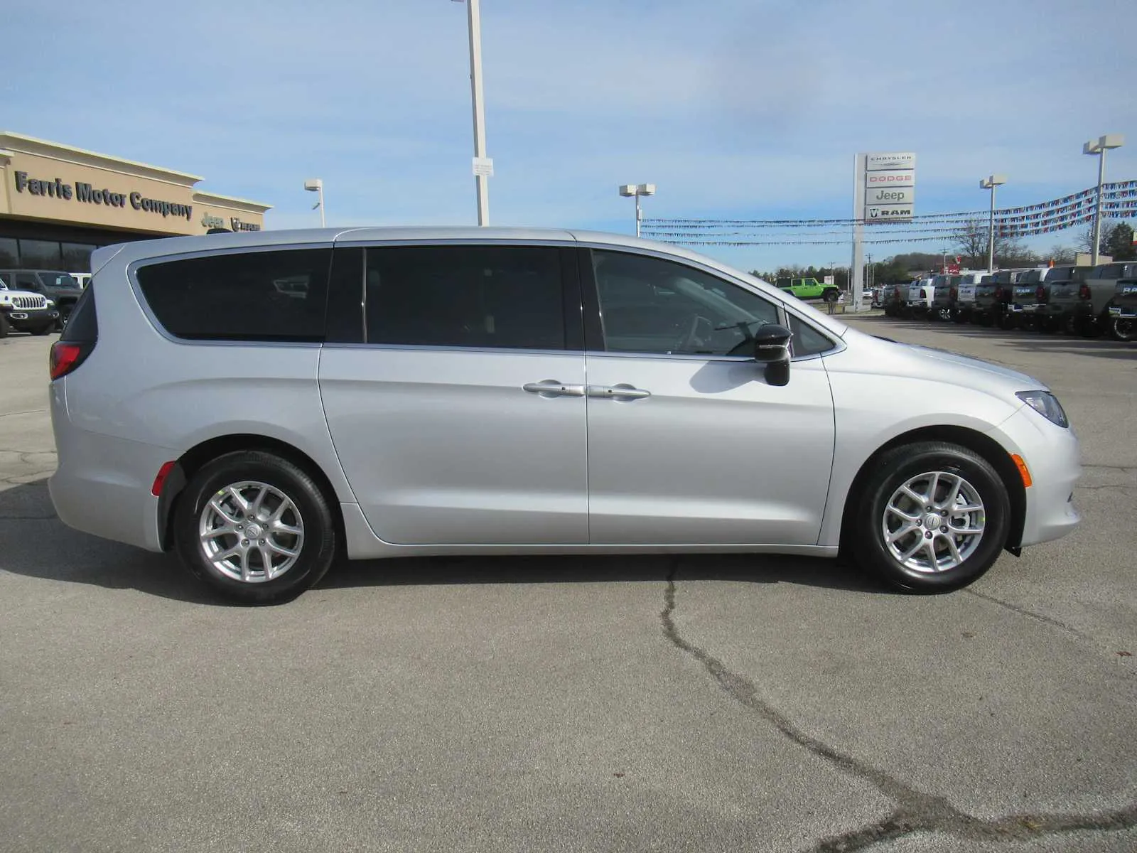 2026 Chrysler Voyager LX - Photo 9