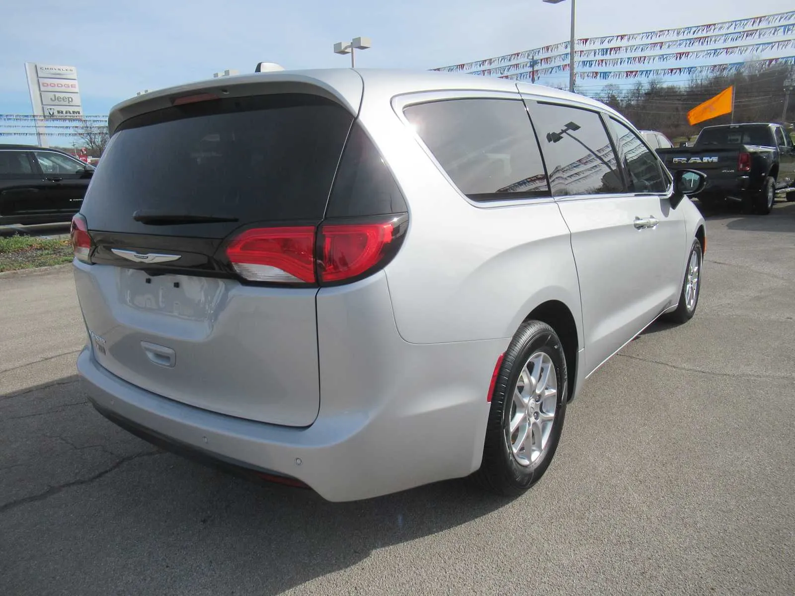 2026 Chrysler Voyager LX - Photo 8