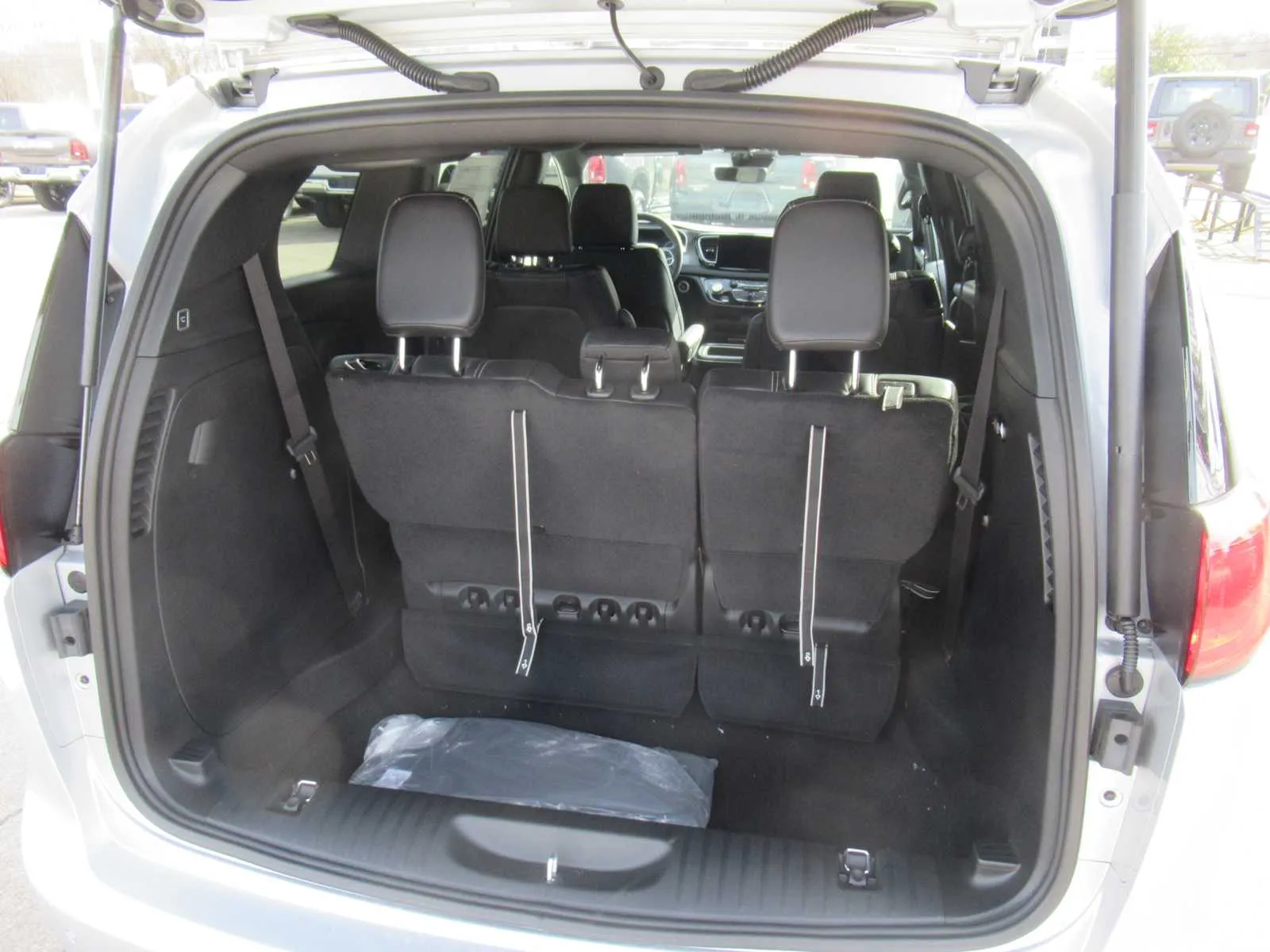 2026 Chrysler Voyager LX - Photo 5