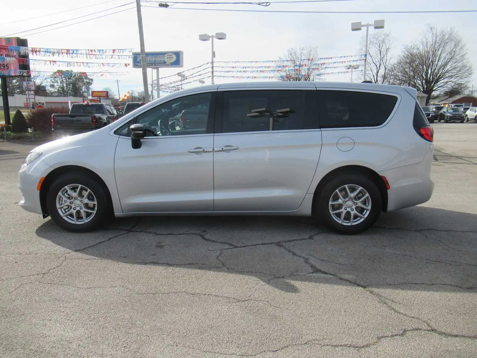 2026 Chrysler Voyager LX - Photo 2
