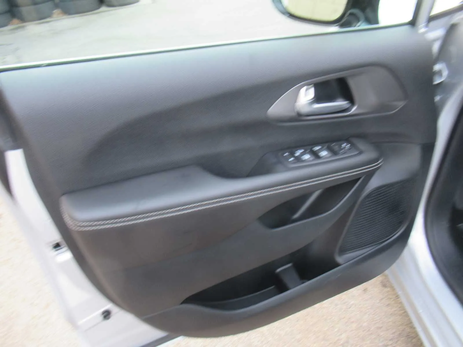 2026 Chrysler Voyager LX - Photo 13