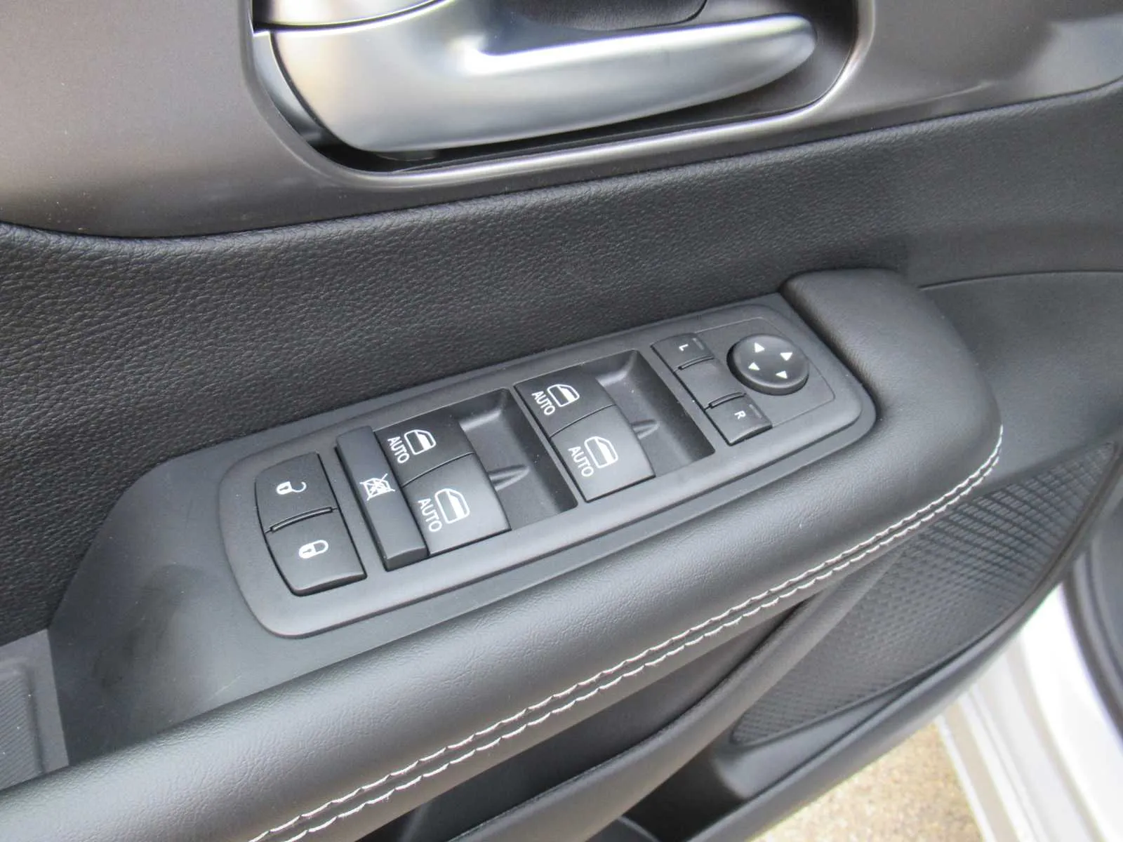2026 Chrysler Voyager LX - Photo 14
