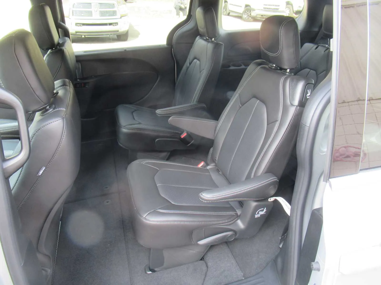 2026 Chrysler Voyager LX - Photo 35
