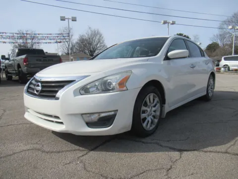 White 2013 Nissan Altima 2.5 S for sale in Jefferson City, TN