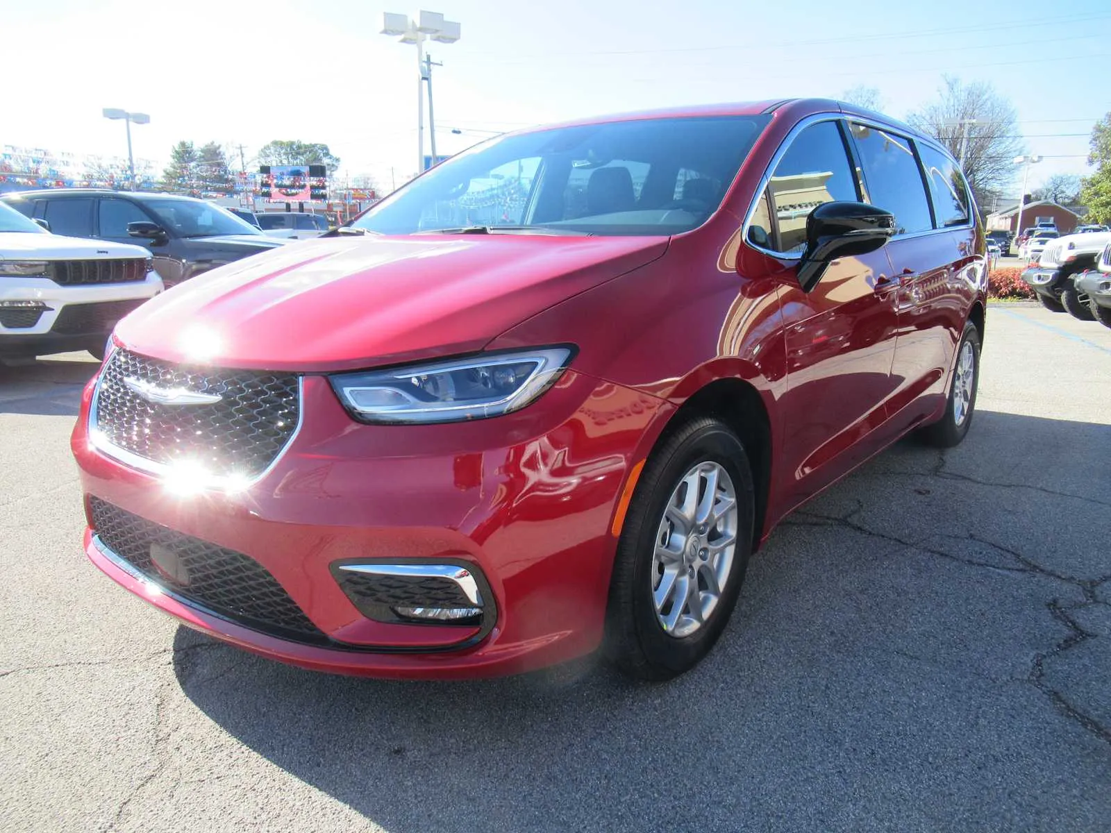 2026 Chrysler Pacifica Select's photo
