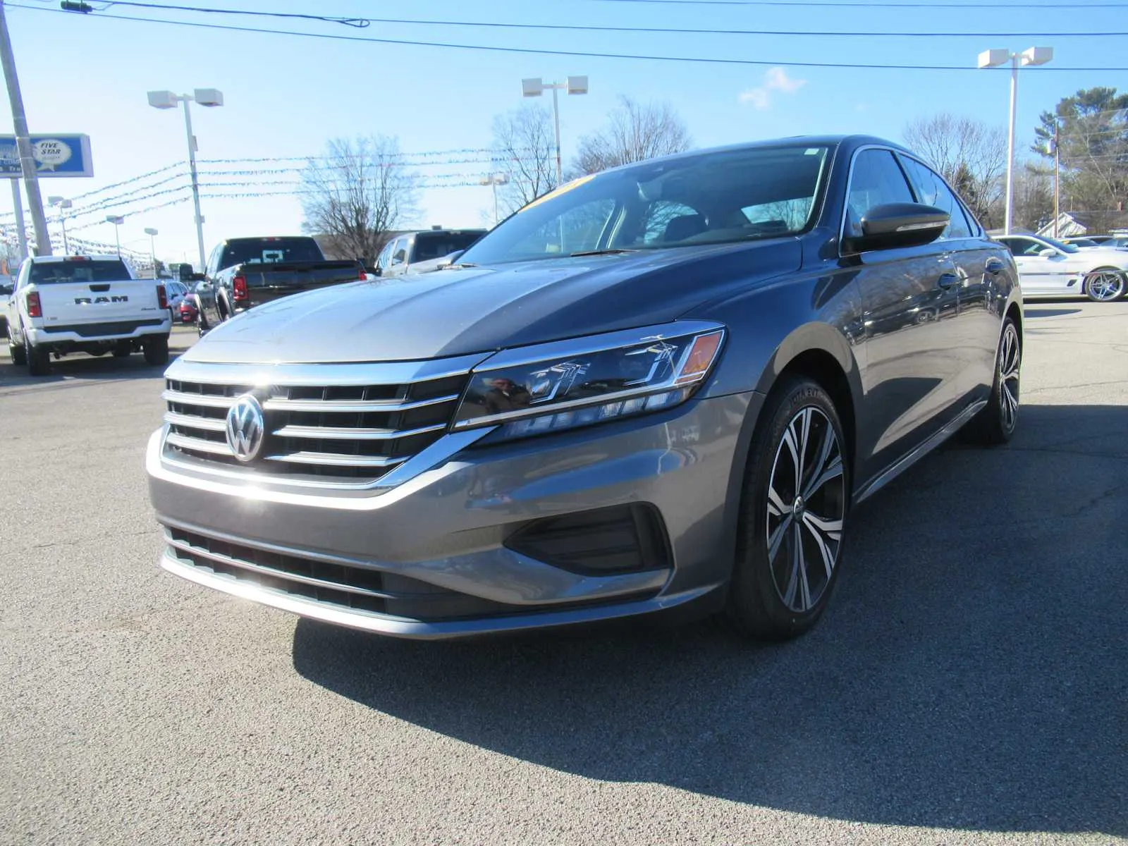 2021 Volkswagen Passat SE's photo