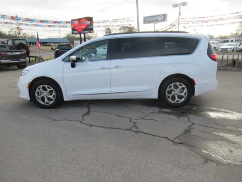 Photos of 2023 Chrysler Pacifica Limited for sale in Jefferson City, TN at Farris Motor Company - Jefferson City