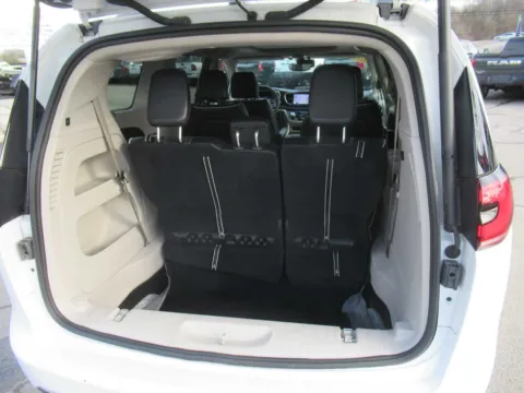 More photos of 2023 Chrysler Pacifica Limited at Farris Motor Company - Jefferson City, TN