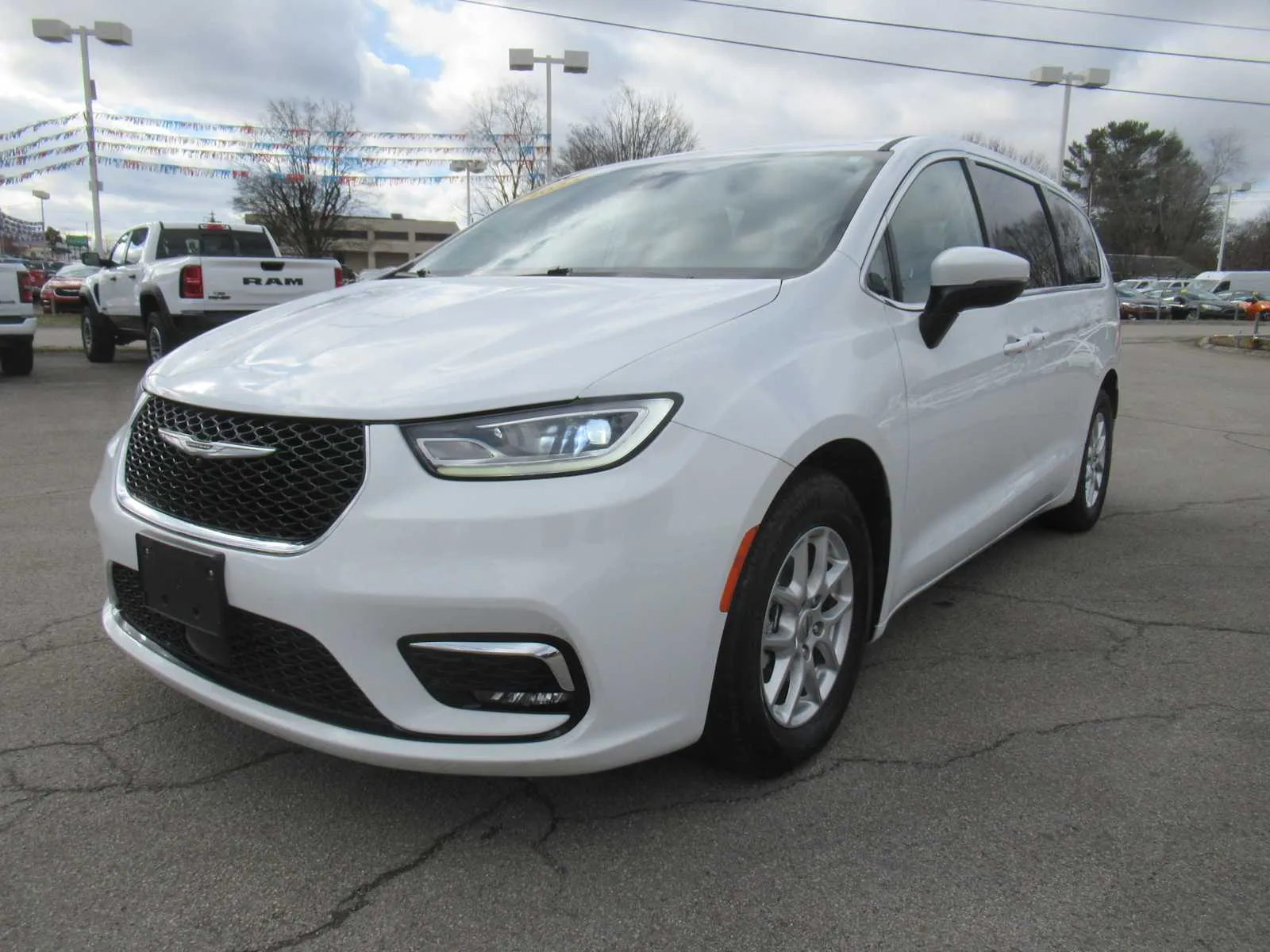 White 2023 Chrysler Pacifica Touring L for sale in Jefferson City, TN