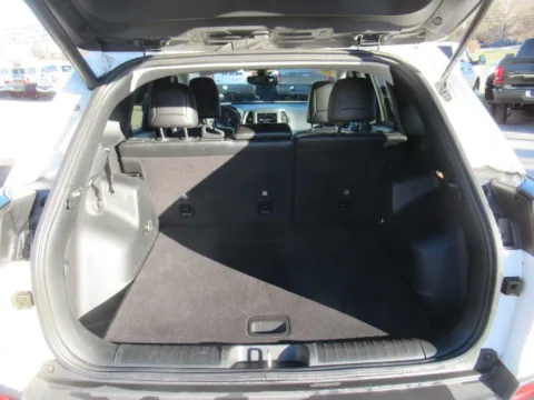 More photos of 2023 Jeep Cherokee Altitude Lux at Farris Motor Company - Jefferson City, TN