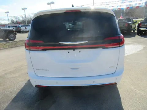 More photos of 2026 Chrysler Pacifica Pinnacle at Farris Motor Company - Jefferson City, TN