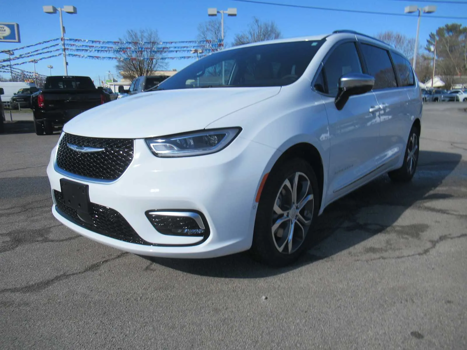 White 2026 Chrysler Pacifica Pinnacle for sale in Jefferson City, TN