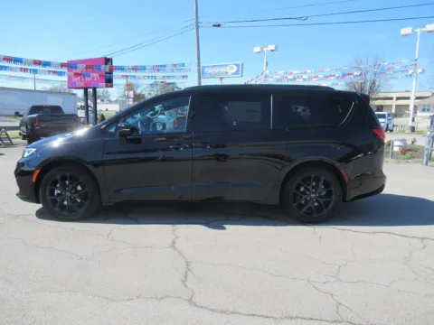 Photos of 2026 Chrysler Pacifica Select for sale in Jefferson City, TN at Farris Motor Company - Jefferson City