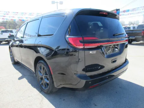 Another view of 2026 Chrysler Pacifica Select for sale in Jefferson City, TN at Farris Motor Company - Jefferson City