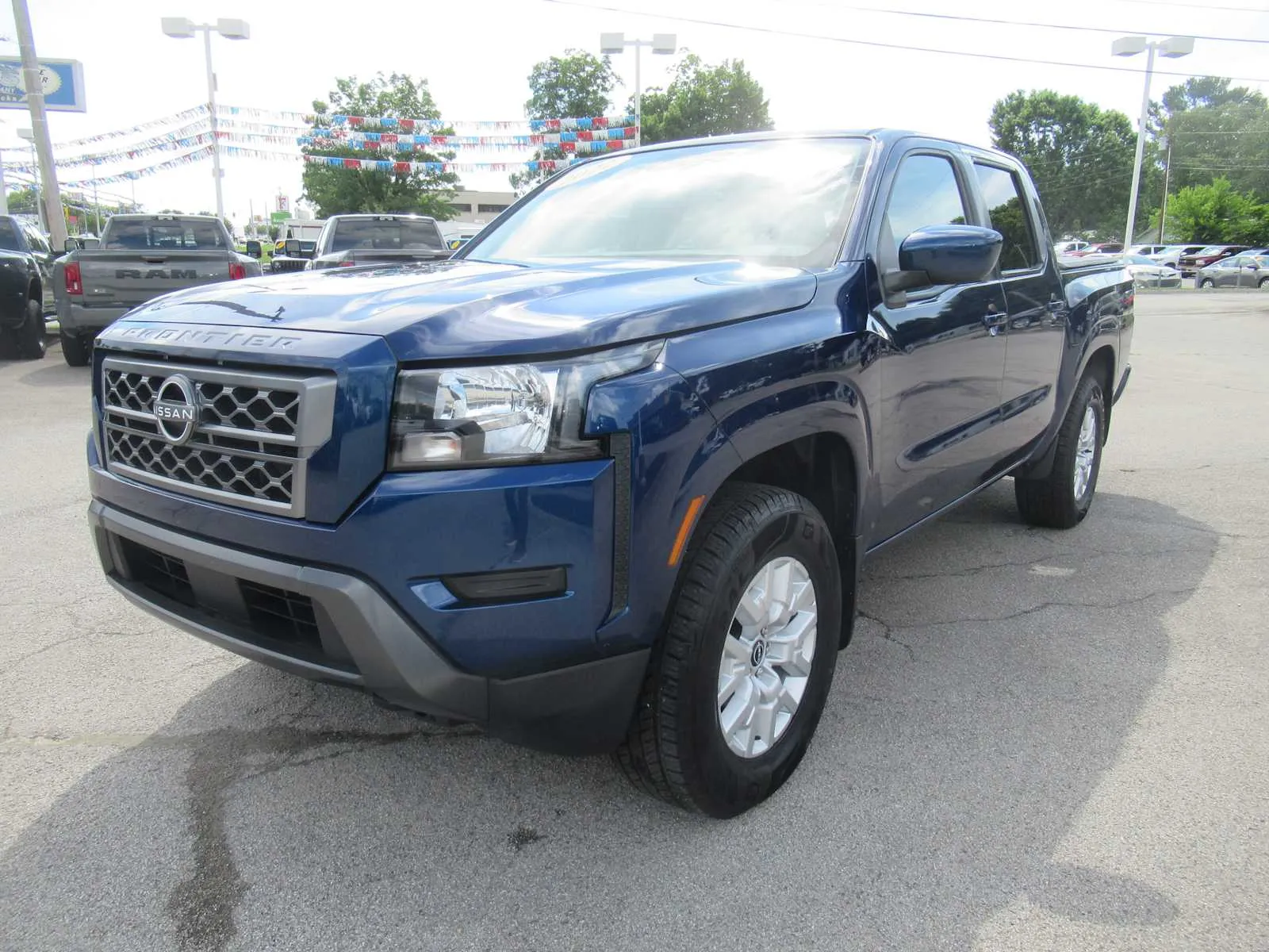 2022 Nissan Frontier SV Crew Cab 4X4 SWB's photo