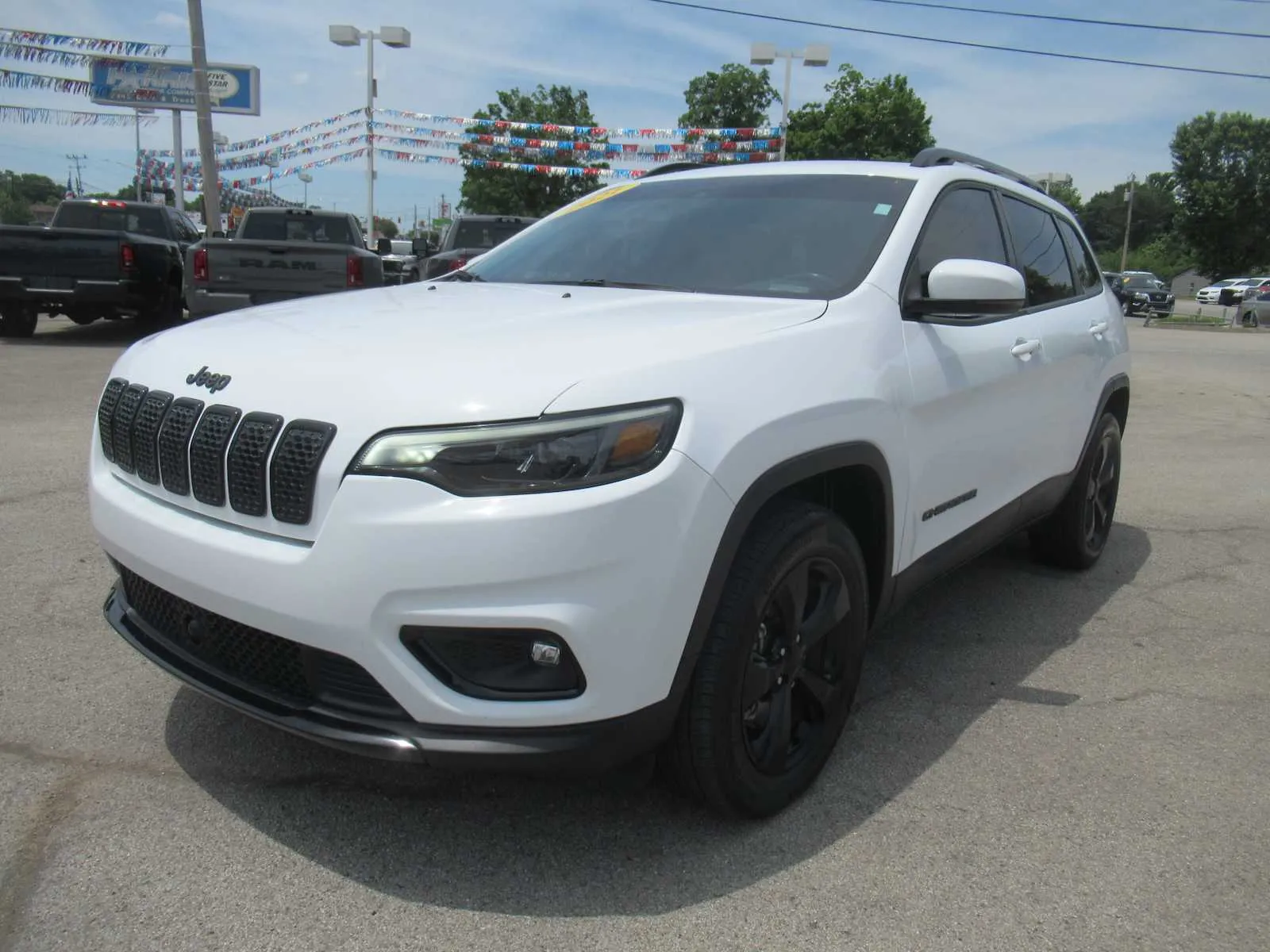 White 2021 Jeep Cherokee Altitude for sale in Jefferson City, TN